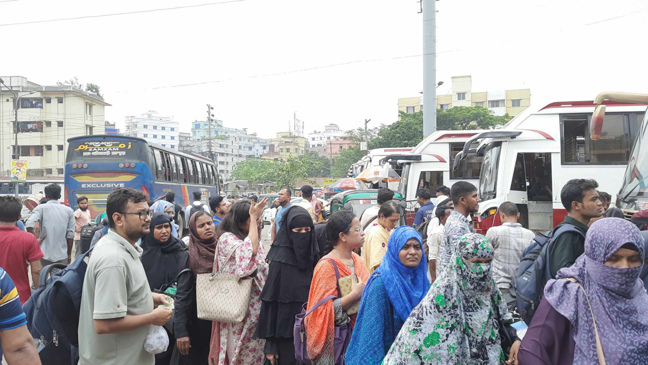 নাড়ির টানে বাড়ি ফিরছে মানুষ, বাস টার্মিনালে উপচে পড়া ভিড়