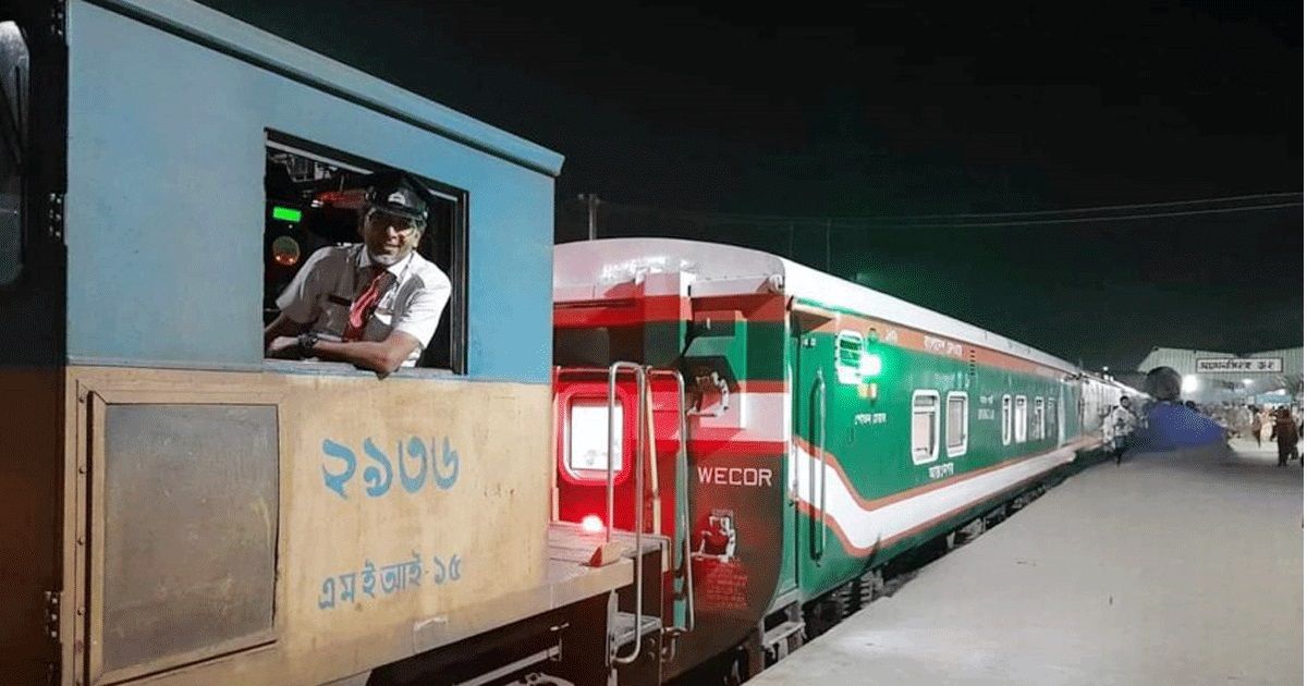 প্রতিদিন ৪ ঘণ্টা বিলম্ব, স্টেশনে এসে জানা যায় আসবে না ট্রেন