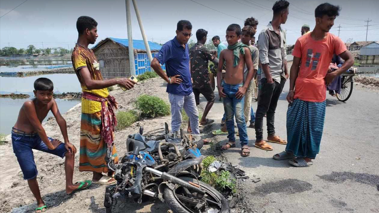 মোটরসাইকেল-ভ্যানের সংঘর্ষে ৩ জনের মর্মান্তিক মৃত্যু