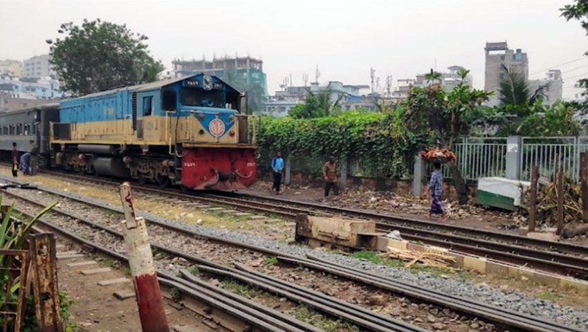 রাজধানীতে ট্রেনের ধাক্কায় নিহত দুই