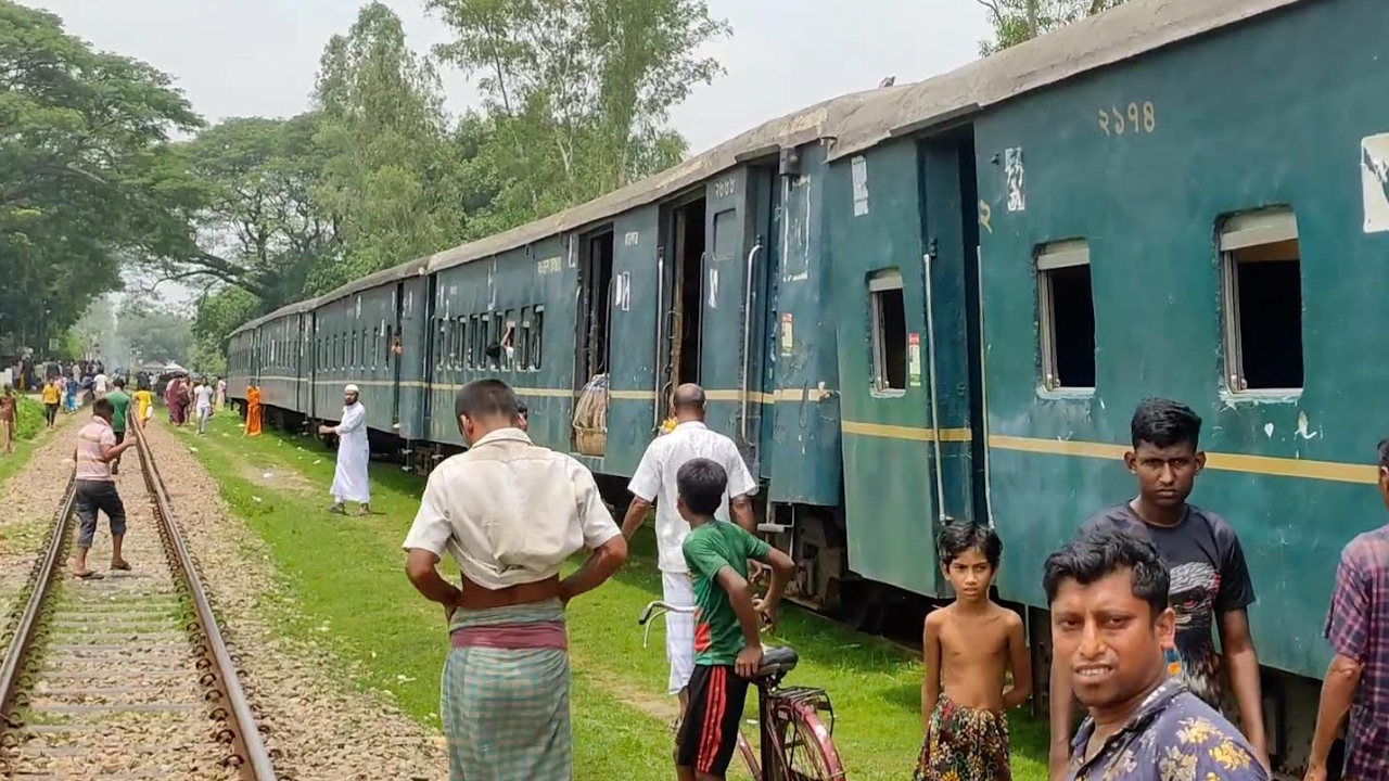বগুড়ায় ৩ ঘণ্টা পর রেল যোগাযোগ স্বাভাবিক