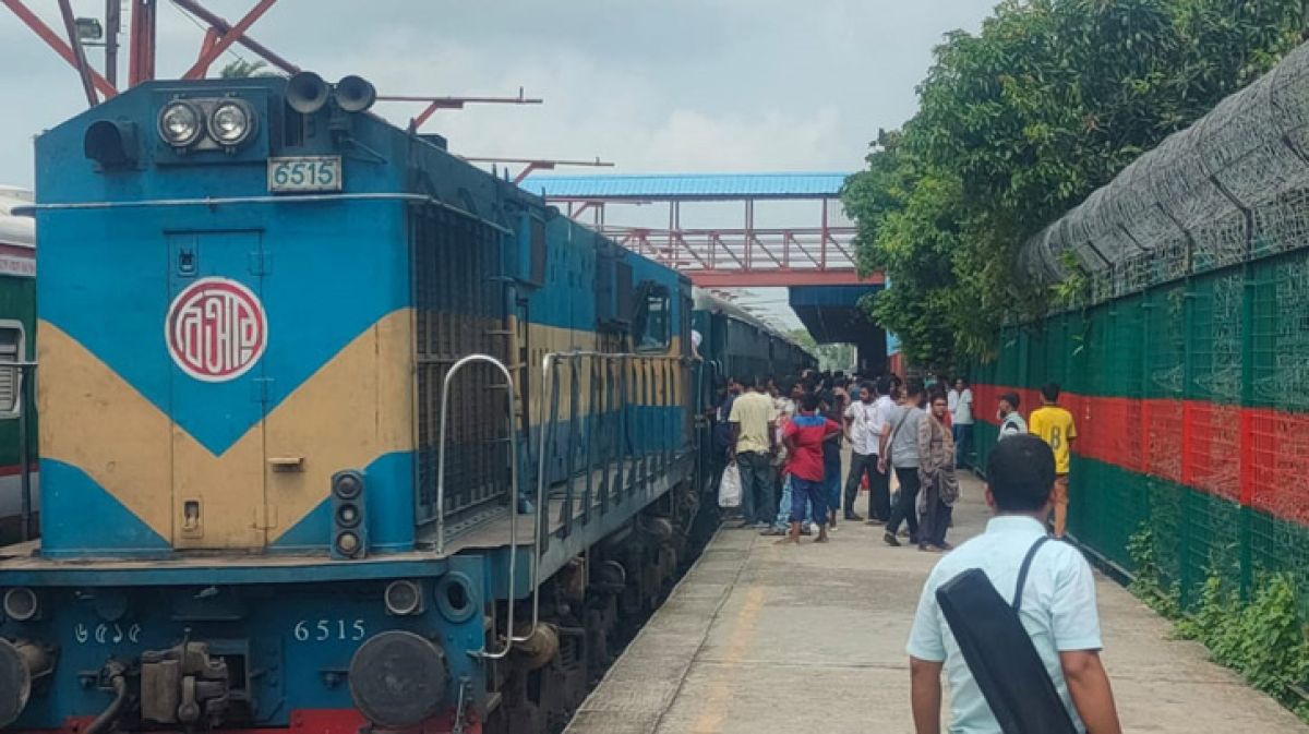 ট্রেন চালানোর সিদ্ধান্ত থেকে সরে এলো সরকার