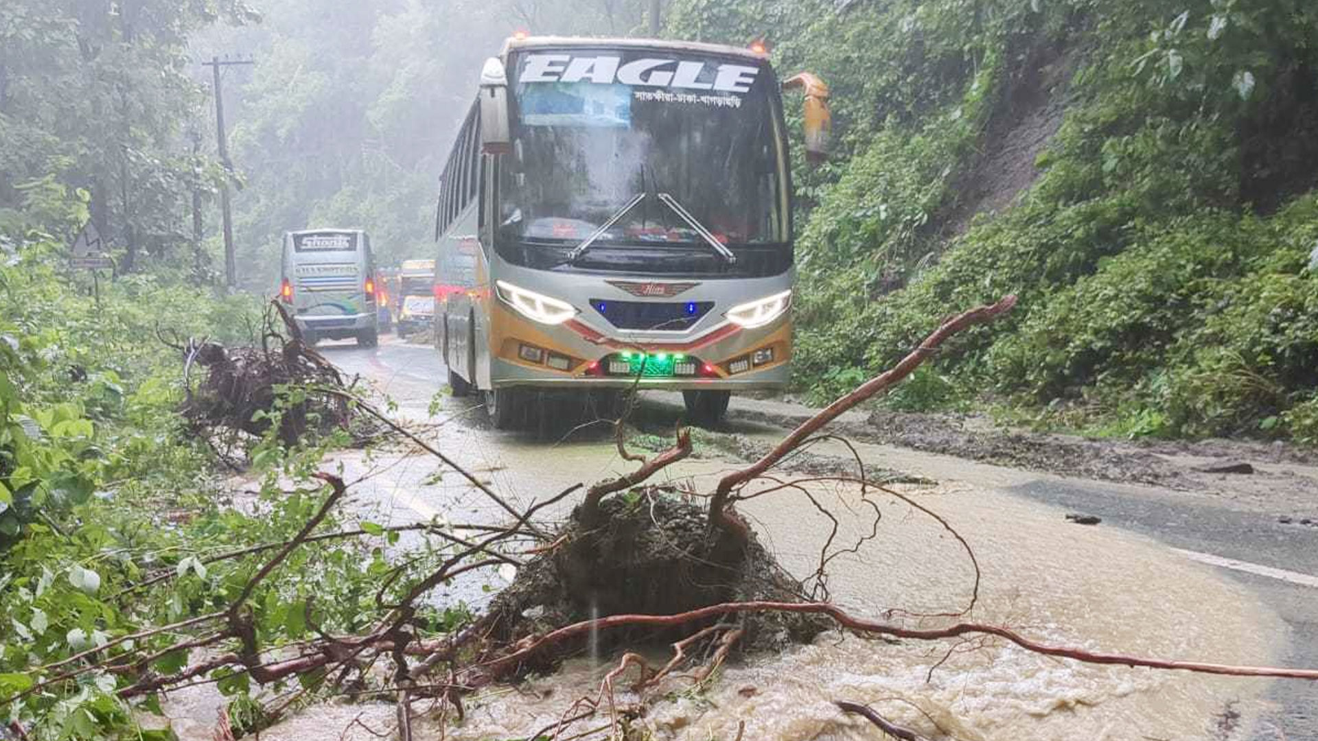 খাগড়াছড়িতে পাহাড়ধস, ৪ ঘণ্টা পর যান চলাচল স্বাভাবিক