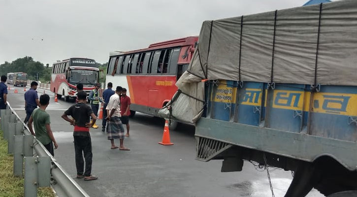 এক্সপ্রেসওয়েতে ৩ ট্রাকের সংঘর্ষ, দেড় ঘণ্টা পর যান চলাচল স্বাভাবিক