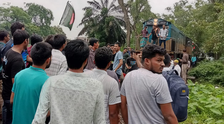 বাকৃবিতে আবারও রেলপথ অবরোধ কোটাবিরোধীদের, দুর্ভোগে যাত্রীরা