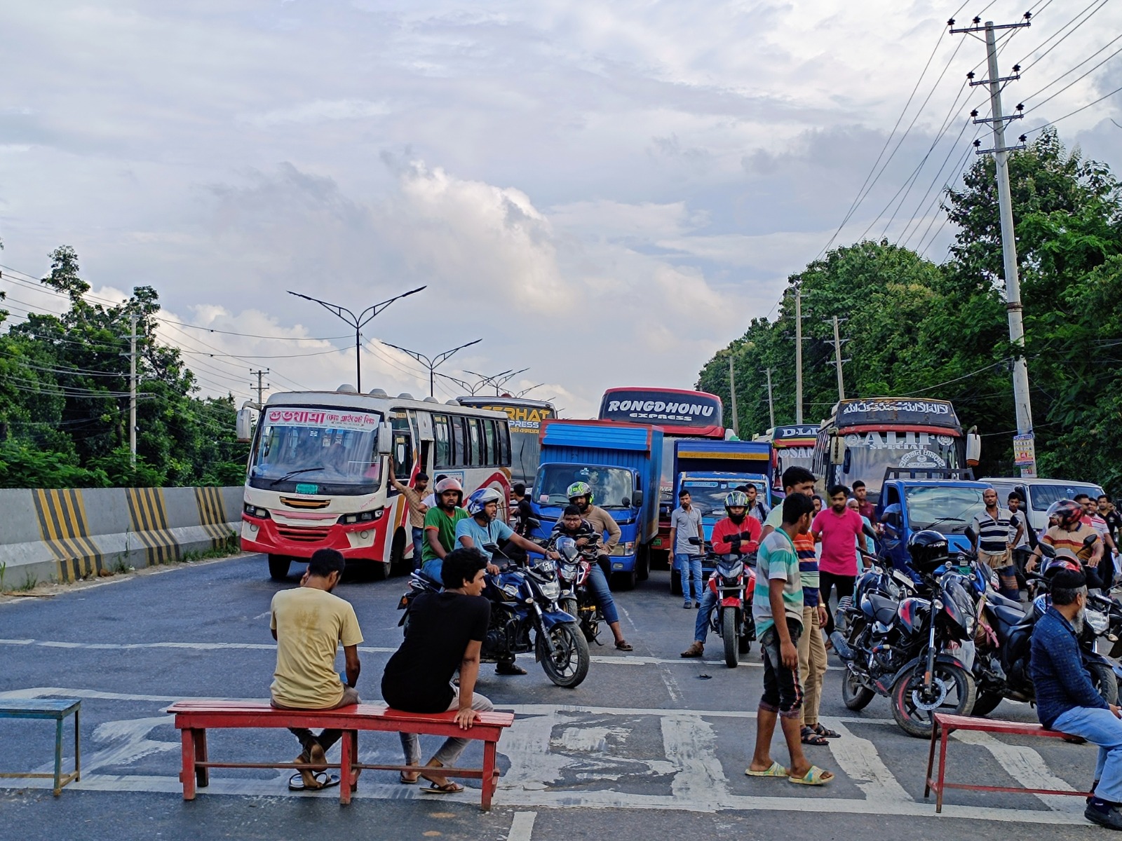 কোটা আন্দোলন: ঢাকা-আরিচা মহাসড়ক অবরোধ