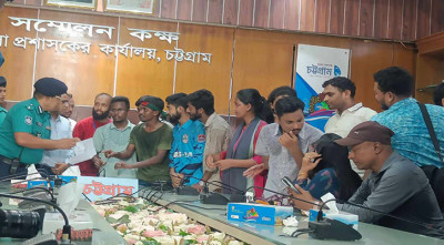 পাঁচ কিলোমিটার পদযাত্রা শেষে স্মারকলিপি দিলেন শিক্ষার্থীরা