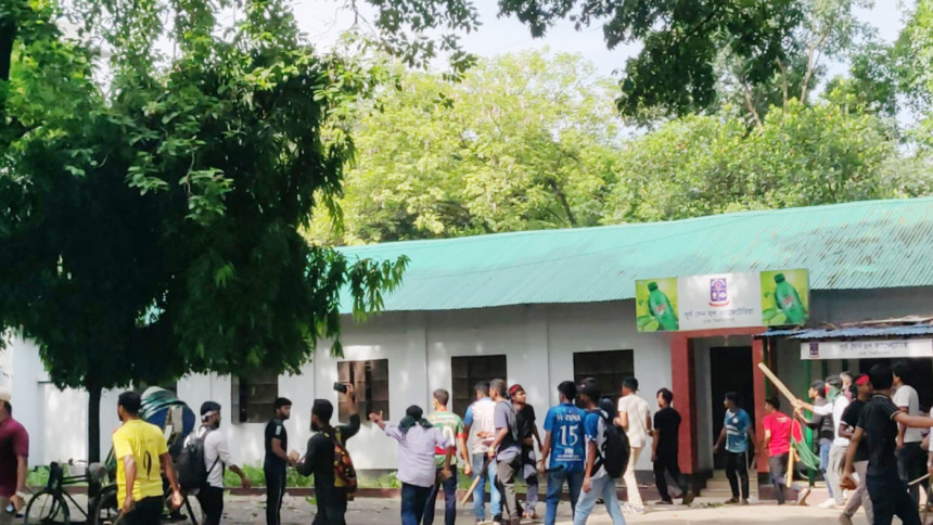 ঢাবিতে আন্দোলনকারী ও ছাত্রলীগের ধাওয়া–পাল্টা ধাওয়া