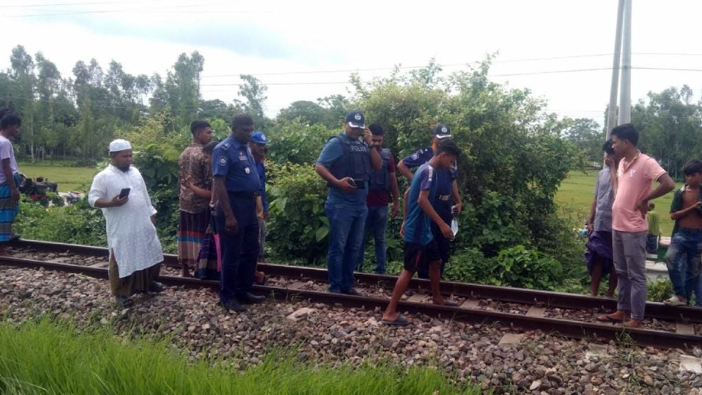 চিটাগাং মেইল ট্রেনে কাটা পড়ে ৫ জনের করুণ মৃত্যু