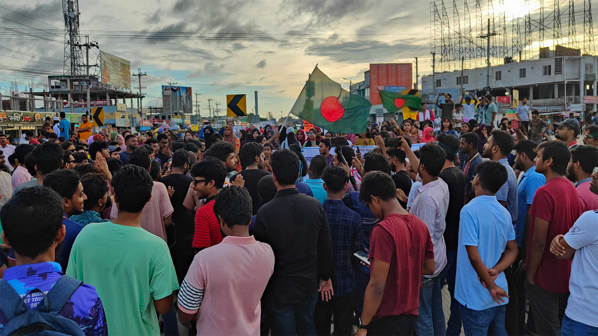 খুলনা-যশোর মহাসড়কের নতুন রাস্তা মোড় অবরোধ শিক্ষার্থীদের