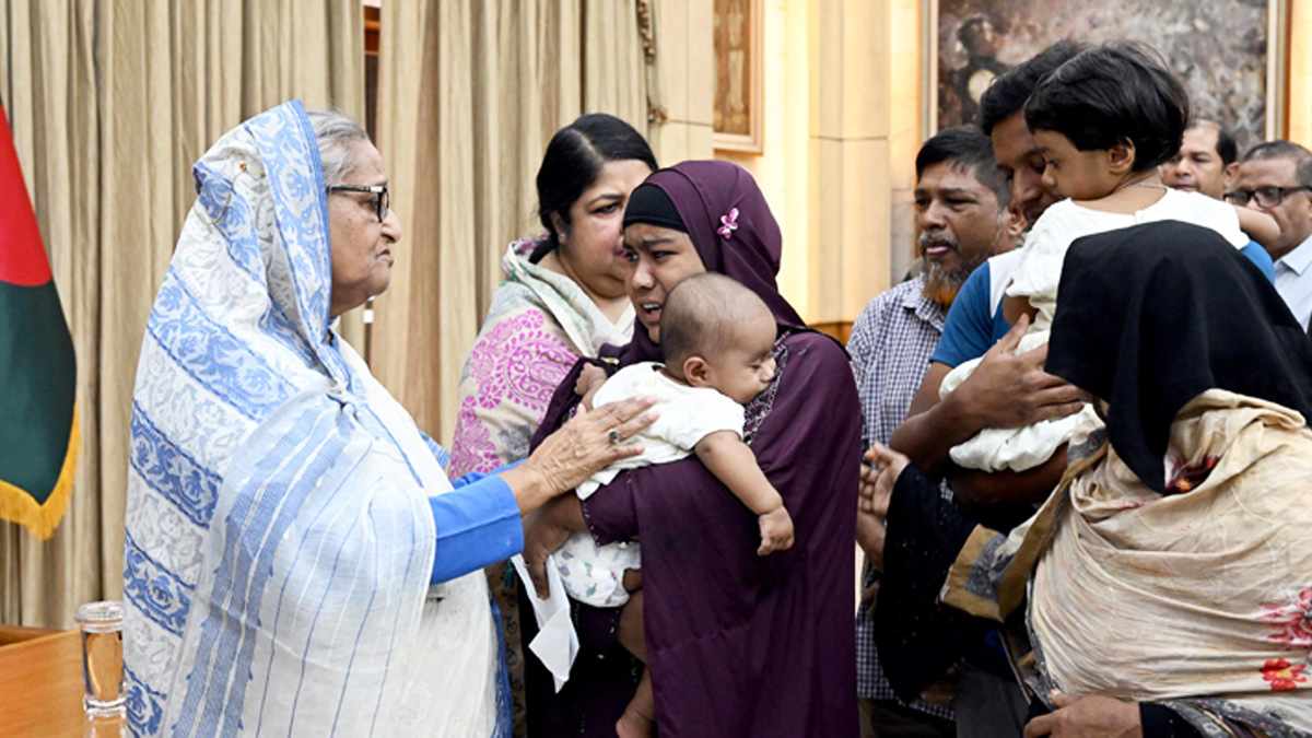 সহিংসতায় নিহত ৩৪ পরিবারকে সঞ্চয়পত্র-নগদ অর্থ দিলেন প্রধানমন্ত্রী