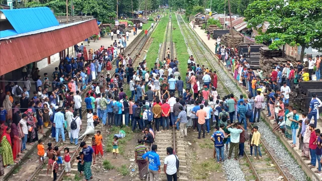 চট্টগ্রামে এবার রেলপথ অবরোধ