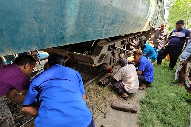 গোয়ালন্দে শাটল ট্রেন লাইনচ্যুত হওয়ার সোয়া দুই ঘণ্টা পর সচল