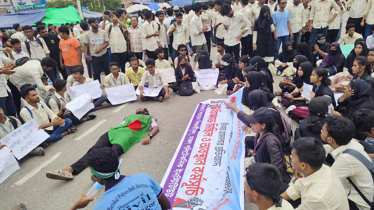মহাসড়কে স্কুল-কলেজের শিক্ষার্থীরা, কার্যত অচল বরিশাল শহর