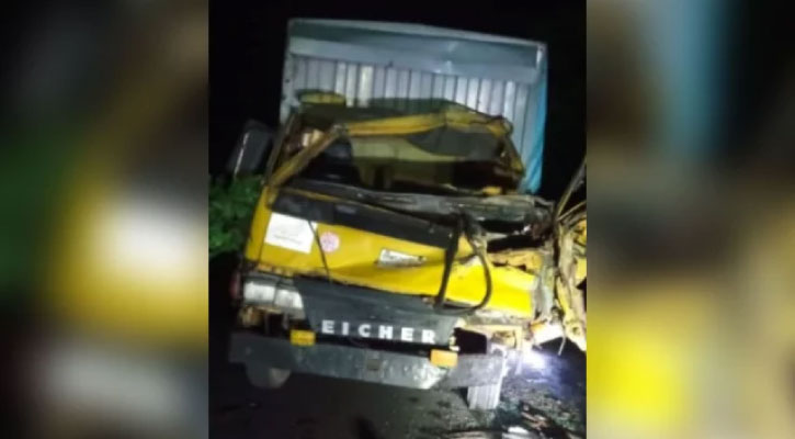 ট্রাকের পেছনে কাভার্ডভ্যানের ধাক্কা, নিহত ২