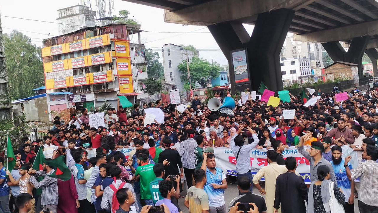 চট্টগ্রামে পুলিশের বাধা ভেঙে সড়ক অবরোধ