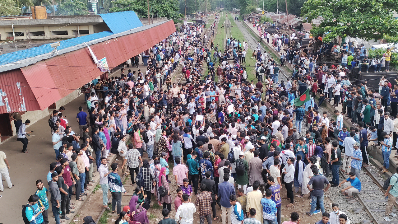 চট্টগ্রামে শিক্ষার্থীদের সঙ্গে ছাত্রলীগের সংঘর্ষ, ককটেল বিস্ফোরণ