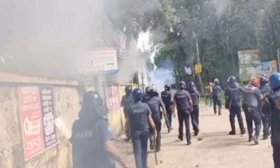 কুমিল্লা বিশ্ববিদ্যালয়ে শিক্ষার্থীদের সঙ্গে পুলিশের সংঘর্ষ, গুলি-টিয়ারশেল