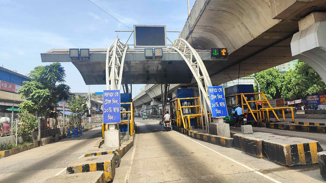 হানিফ ফ্লাইওভার ফাঁকা, হেঁটে পার হচ্ছেন লোকজন