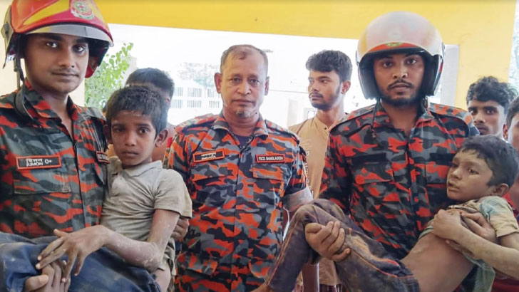 ১ ঘন্টার চেষ্টায় ট্রাকের নিচে চাপা পড়া দুই শিশুকে উদ্ধার