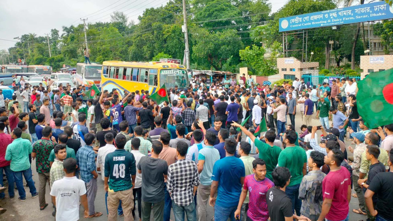 ঢাকা-আরিচা মহাসড়ক অবরোধ করেছেন জাবি শিক্ষার্থীরা