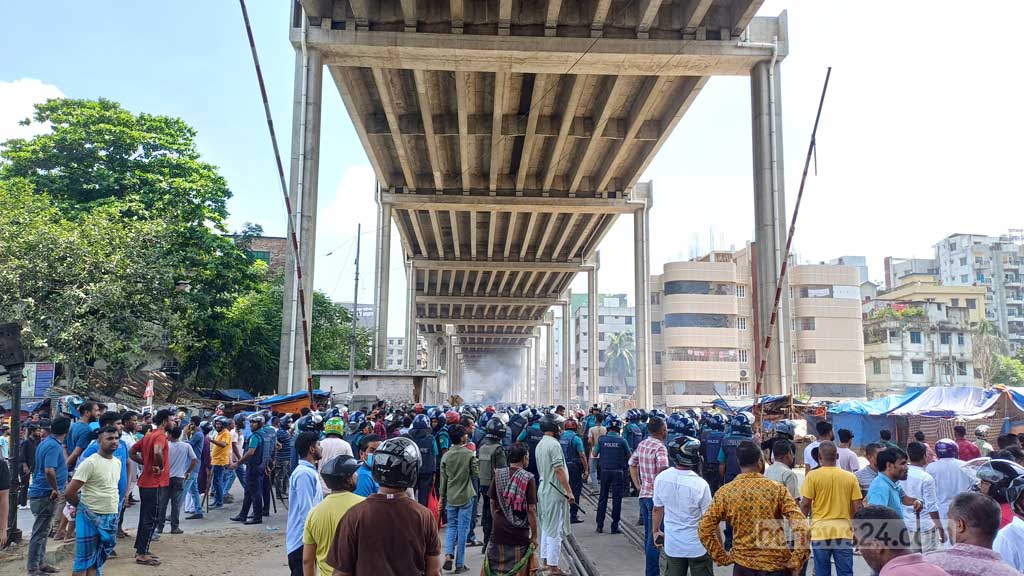 মহাখালীতে রেলপথ অবরোধ, ঢাকার সঙ্গে সারাদেশের যোগাযোগ বন্ধ