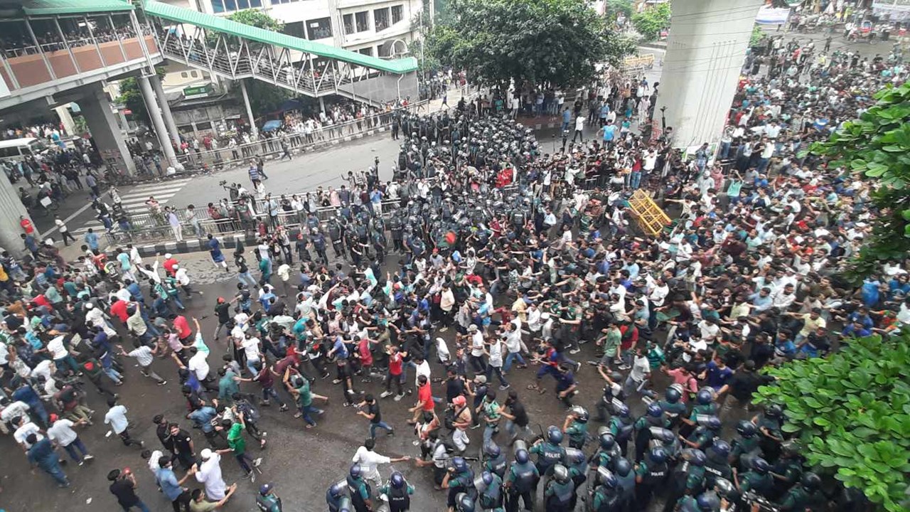 ব্যারিকেড ভেঙে শাহবাগে শিক্ষার্থীরা, সরানো হলো পুলিশের রায়ট কার
