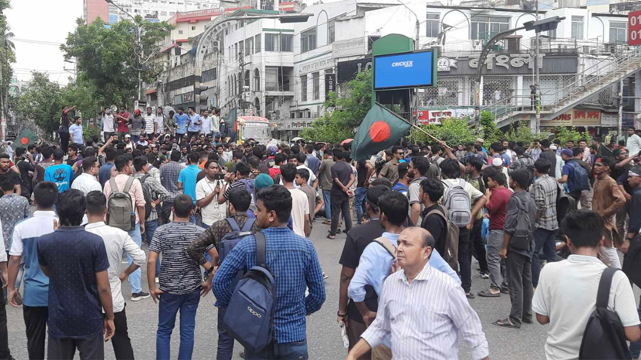 সাইন্সল্যাব মোড়ে যান চলাচল বন্ধ