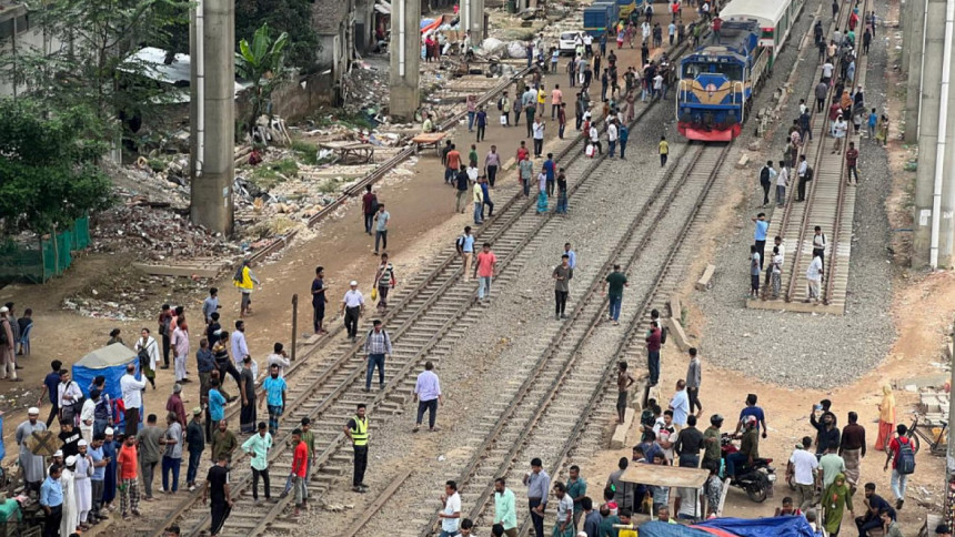 মহাখালীতে রেললাইন অবরোধ, আটকে আছে ২ ট্রেন
