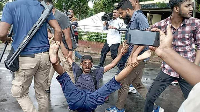 রাবিতে শিক্ষক-শিক্ষার্থীদের সঙ্গে পুলিশের ব্যাপক ধস্তাধস্তি