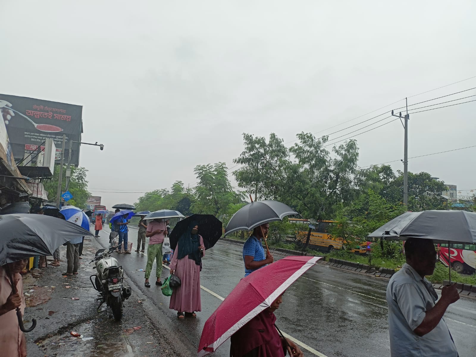 যানবাহন সংকট: সীতাকুণ্ডে যাত্রীবাহী বাসের অপেক্ষায় মানুষ