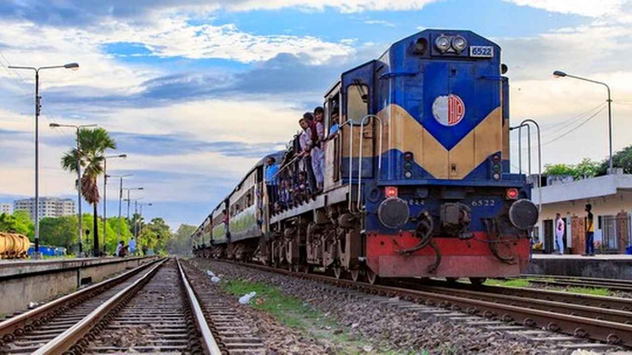 চট্টগ্রামে চালু হল স্বল্প দূরত্বে ট্রেন চলাচল