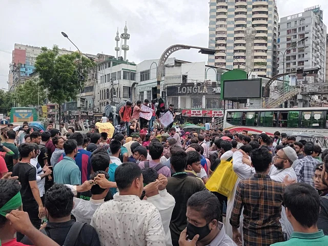 সায়েন্স ল্যাব মোড়ে বিক্ষোভ মিছিল শুরু, চলছে স্লোগান