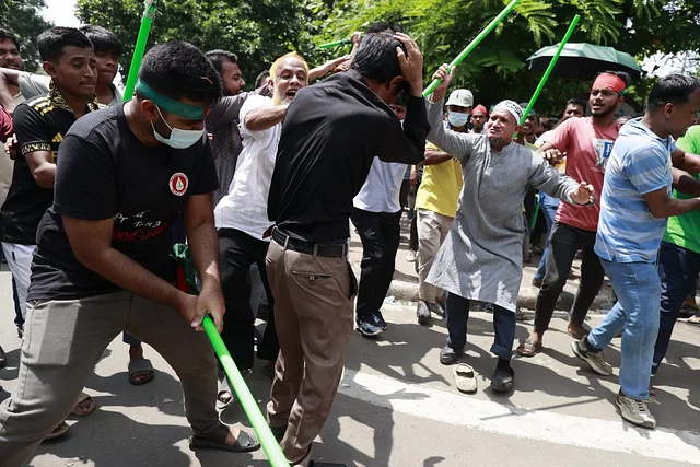 ধানমন্ডি ৩২ নম্বরে যেতে বাধা, মারধর