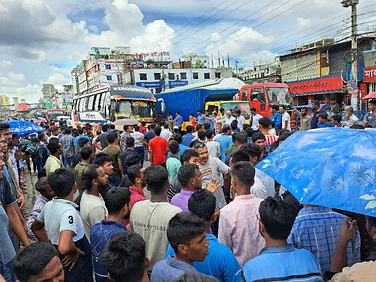 টঙ্গীতে ওষুধ কারখানার শ্রমিকদের ঢাকা-ময়মনসিংহ মহাসড়ক অবরোধ