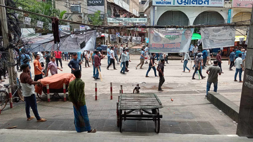 চট্টগ্রাম নিউমার্কেট এলাকায় সংঘর্ষ, গুলিবিদ্ধ অন্তত ২০