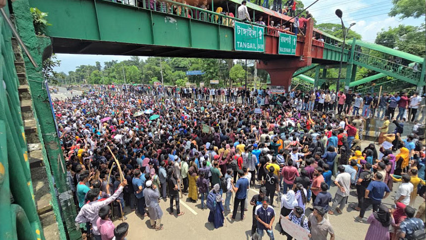 ঢাকা-আরিচা মহাসড়ক অবরোধ করে ছাত্র-জনতার বিক্ষোভ
