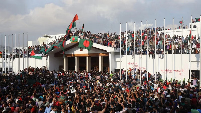 ১৯৭৫ সালের পর এবার সরকারবিহীন ৩২ ঘণ্টা