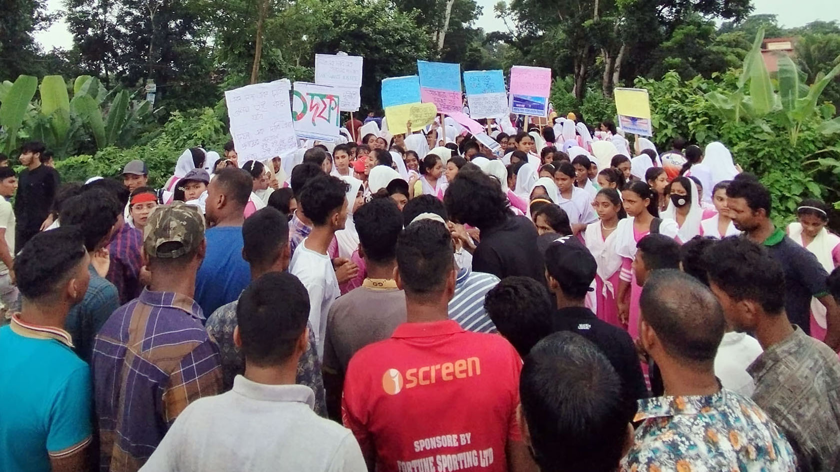 প্রধান শিক্ষকের অপসারণ চেয়ে ঢাকা-বরিশাল মহাসড়ক অবরোধ