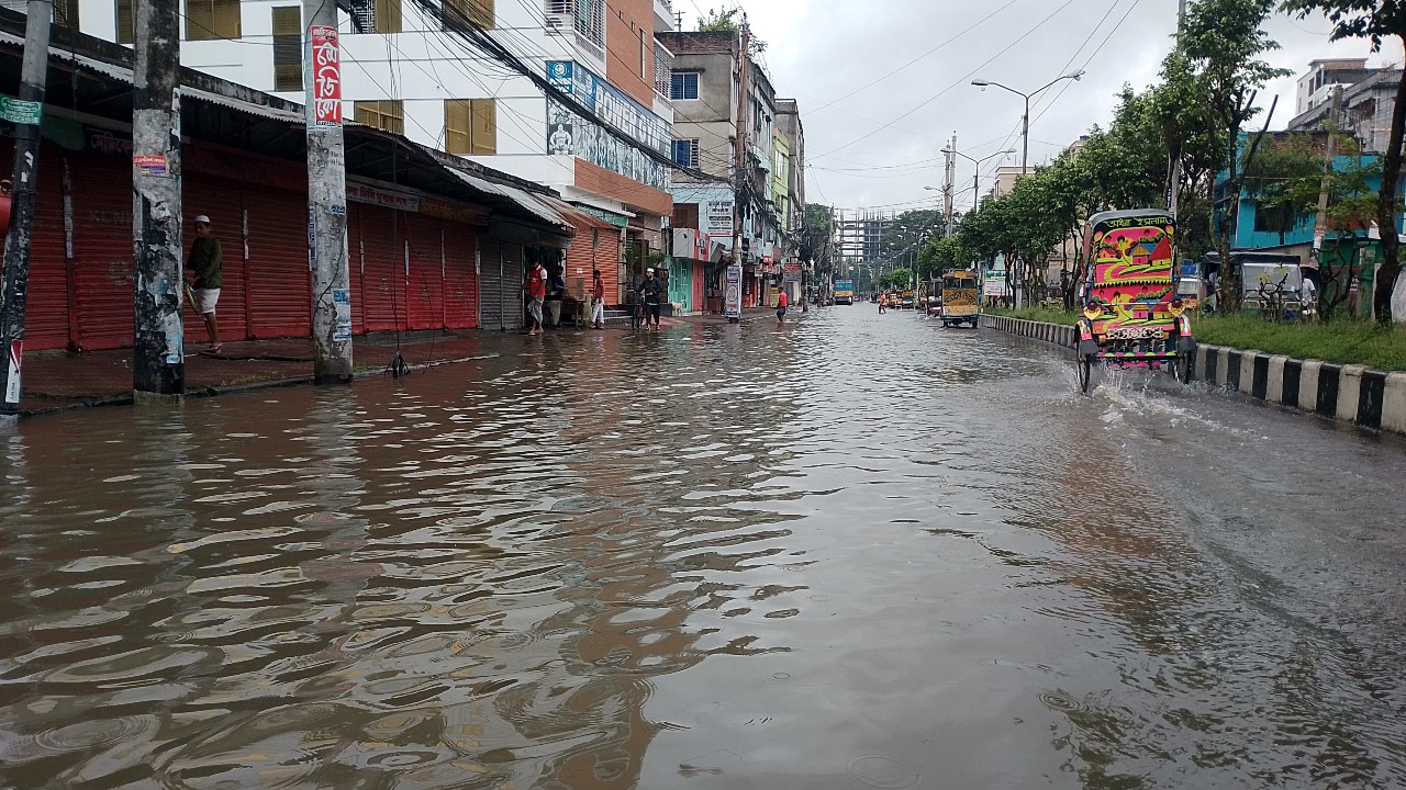 বৃষ্টিতে নাকাল বরিশালবাসী, তলিয়ে গেছে প্রধান প্রধান সড়ক