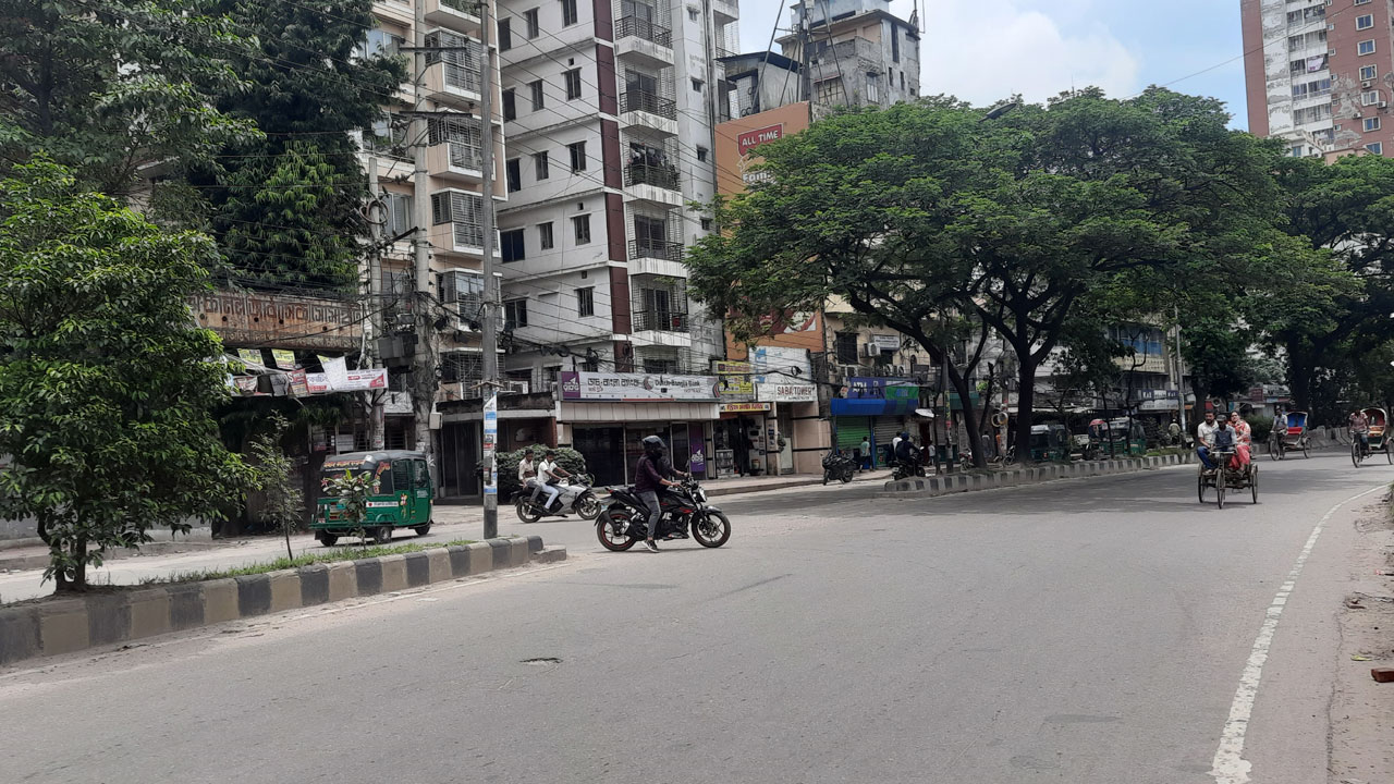 খিলগাঁওয়ে চলছে যানবাহন, মানুষের মনে চাপা আতঙ্ক