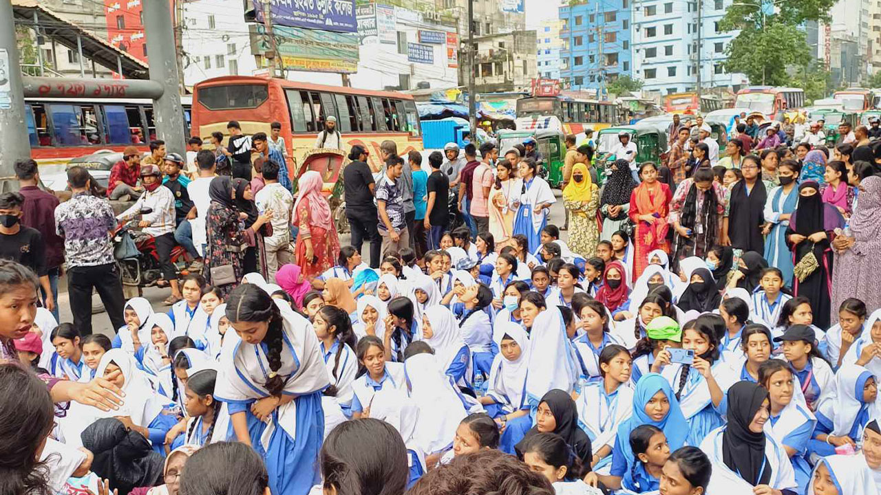 প্রধান শিক্ষকের পদত্যাগ দাবিতে বাড্ডায় শিক্ষার্থীদের সড়ক অবরোধ
