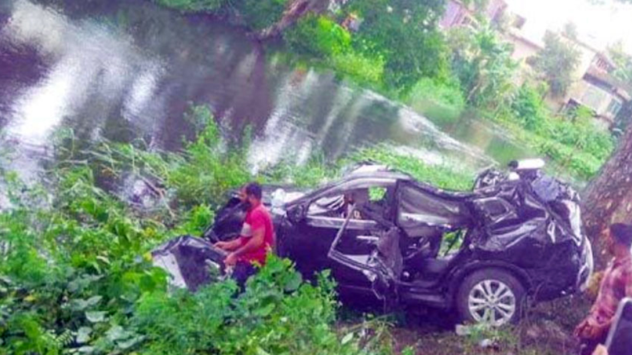 নিয়ন্ত্রণ হারিয়ে গাছের সঙ্গে মাইক্রোবাসের ধাক্কায় নিহত ৩