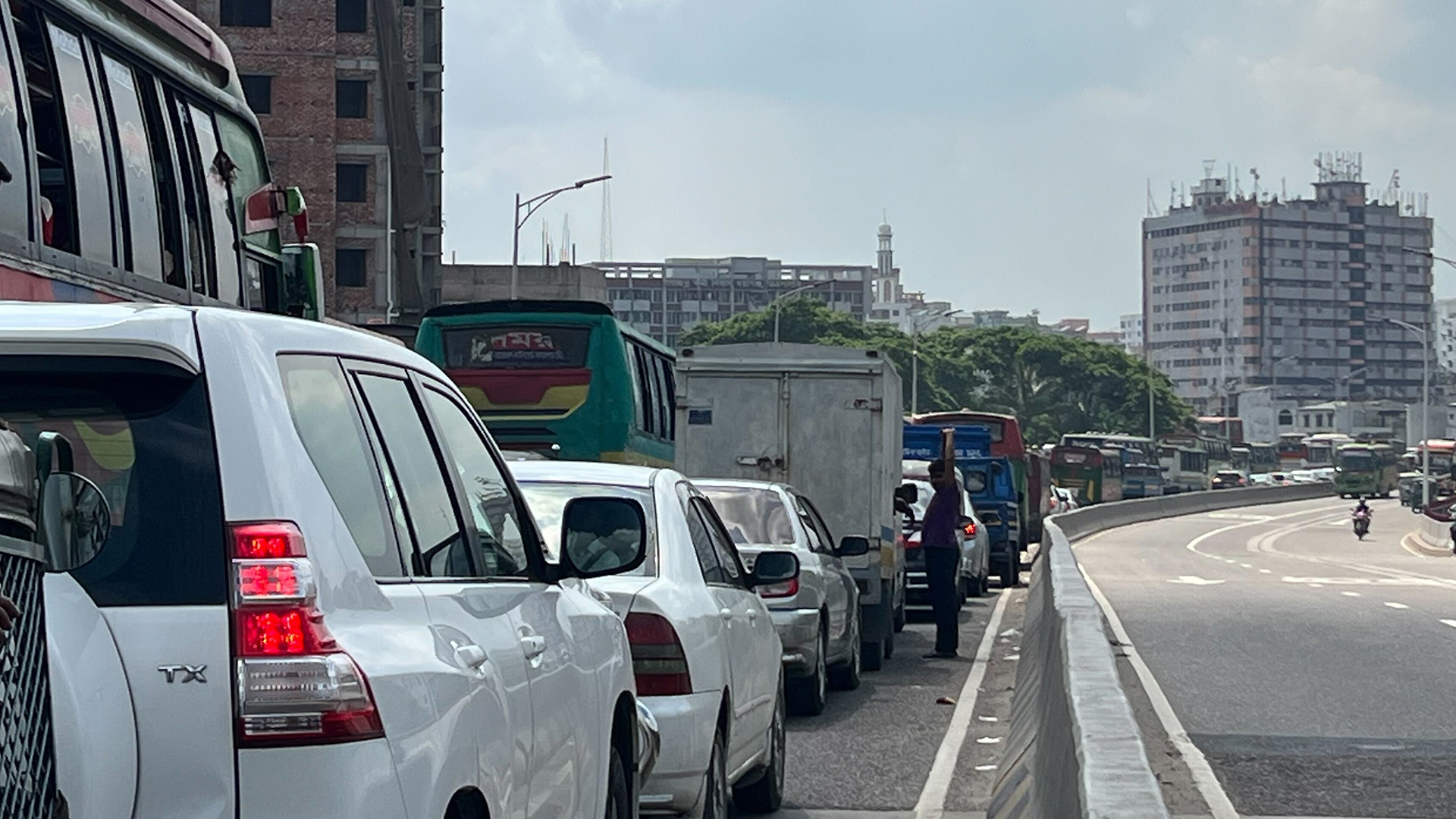 প্রাণ ফিরছে রাজধানীর, বেড়েছে যান চলাচল