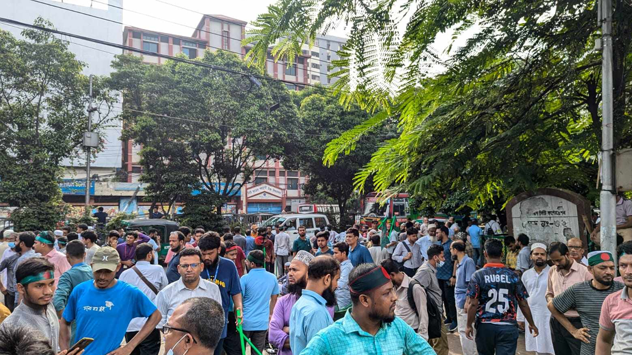 ছাত্র-জনতার দখলে ধানমন্ডি ৩২ নম্বর