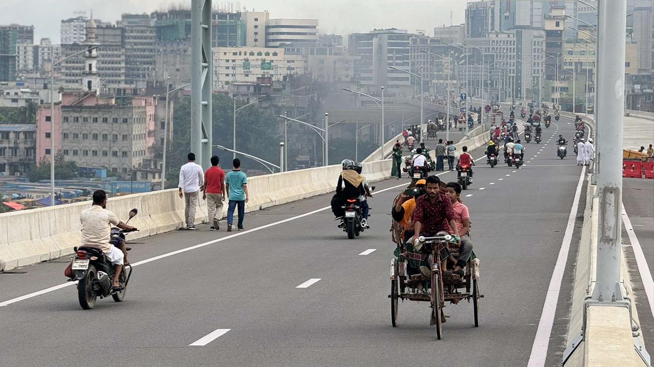 এলিভেটেড এক্সপ্রেসওয়েতে রিকশা-ভ্যান-বাইক