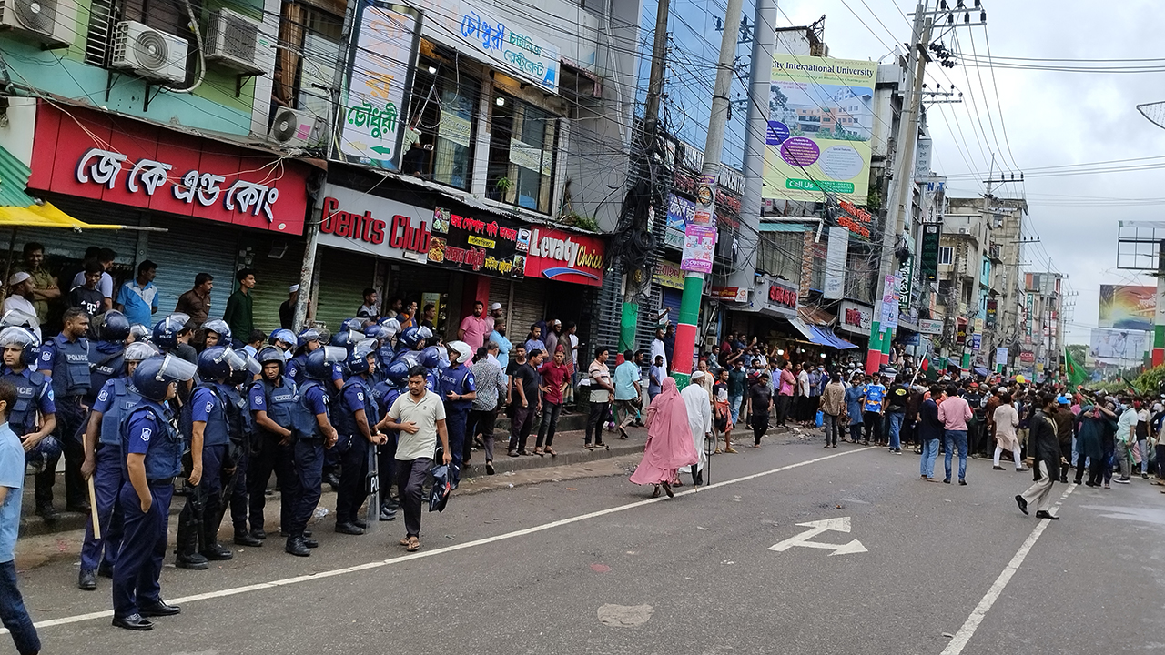 ফেনীতে পুলিশকে লক্ষ্য করে 