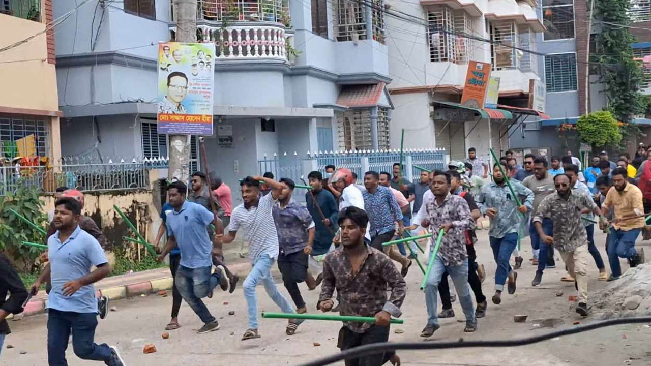 জামালপুরে শিক্ষার্থীদের সঙ্গে ছাত্রলীগ-যুবলীগের সংঘর্ষ
