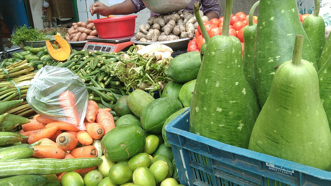 রাস্তায় নেই চাঁদাবাজি, ক্রমেই কমছে সবজির দাম
