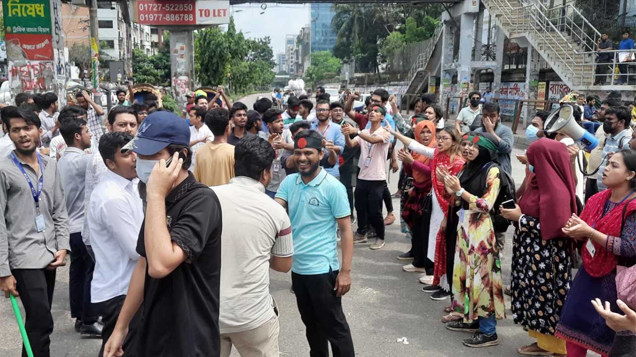 সাইন্সল্যাব অবরোধ আন্দোলনকারীদের, নেই পুলিশ